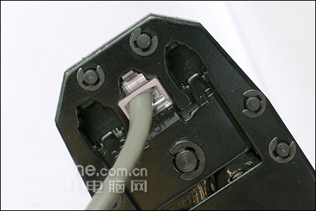 水晶頭插入8P的槽內(nèi)